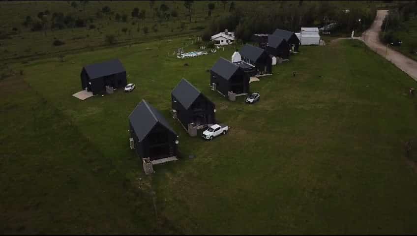 Vista aérea del complejo Cabañas Leon con sus seis cabañas