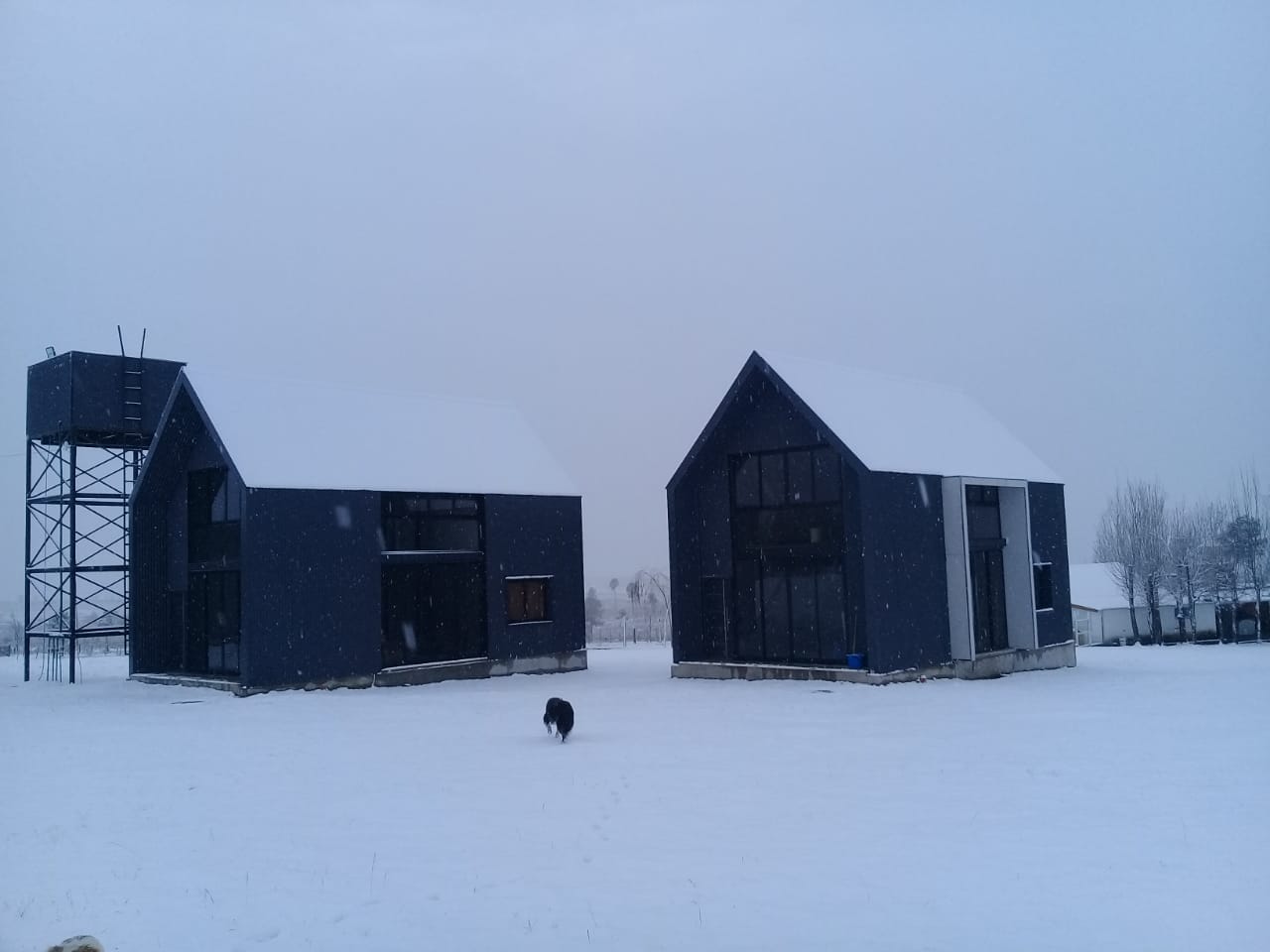 Dos cabañas de Cabañas Leon cubiertas de nieve