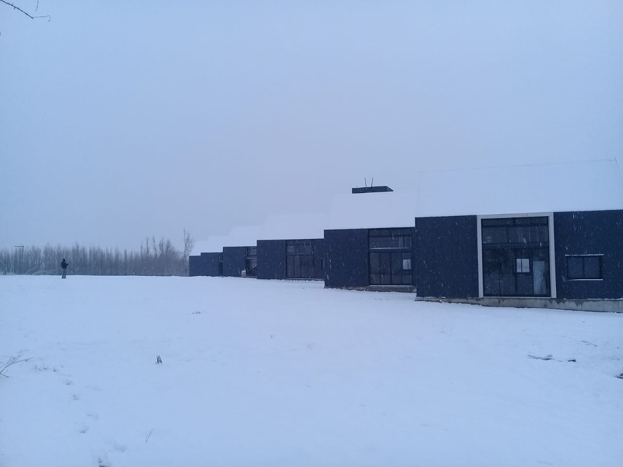 Fila de cabañas de Cabañas Leon bajo la nieve