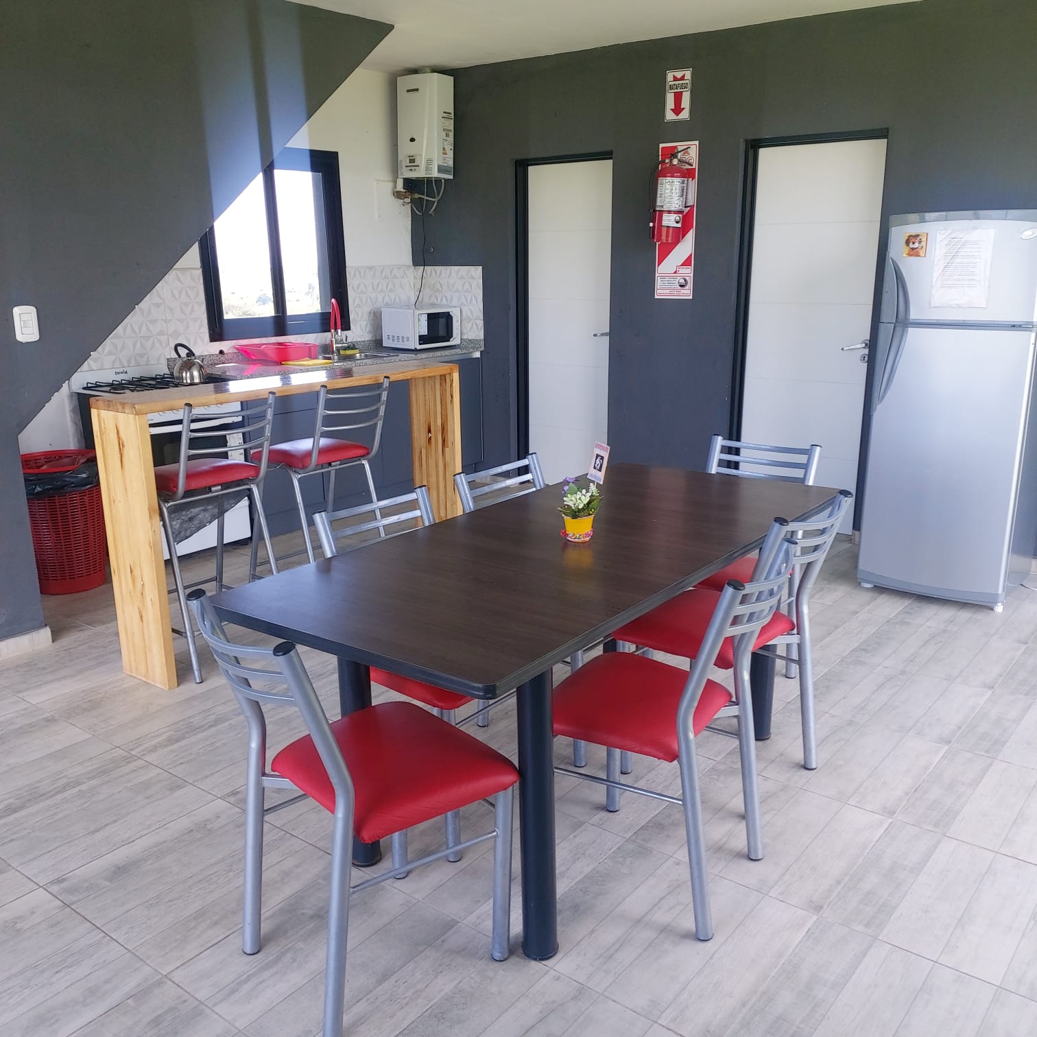 Cocina y comedor equipados de Cabañas Leon con mesa para seis personas