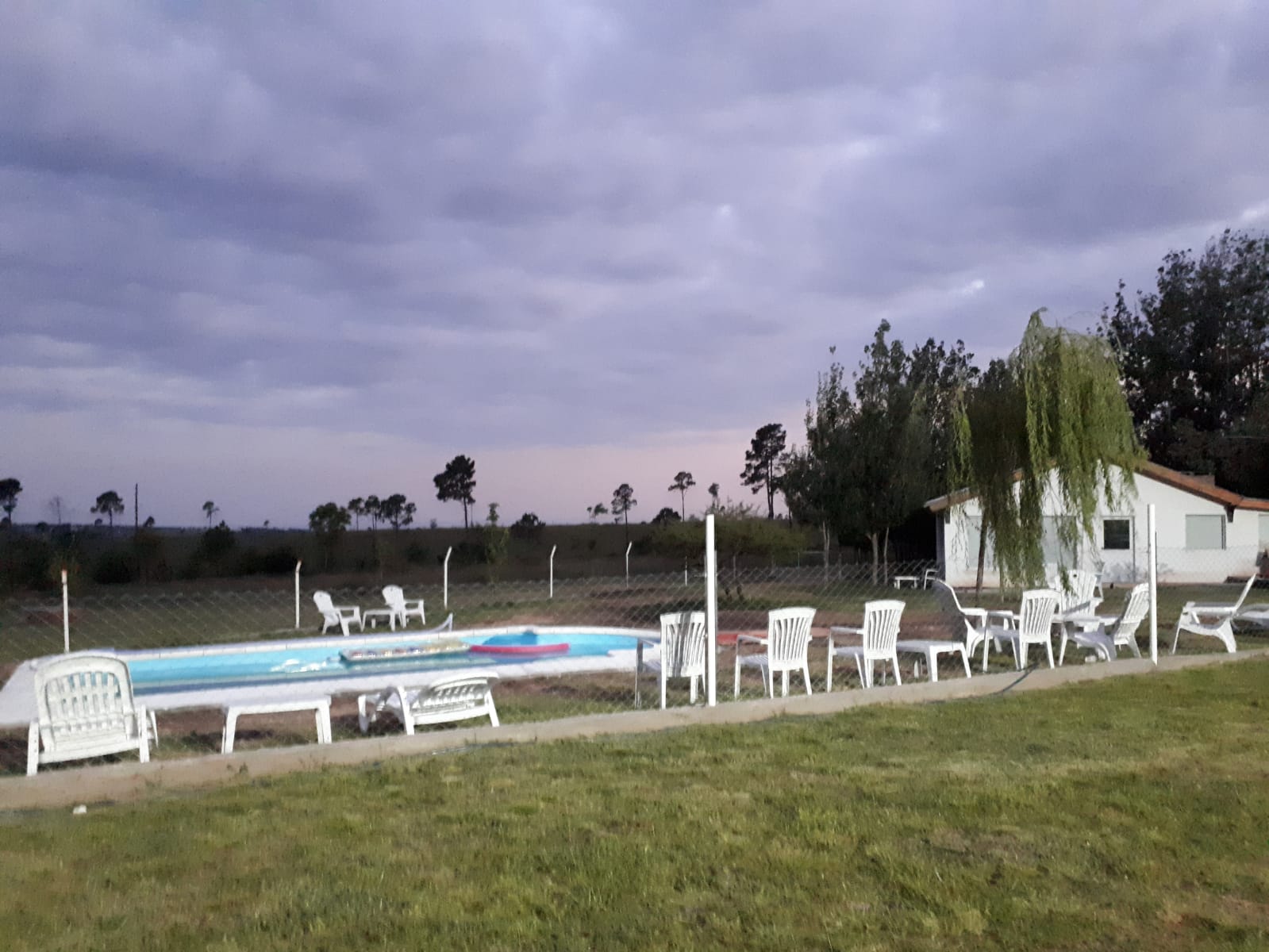 Pileta de Cabañas Leon al atardecer con reposeras